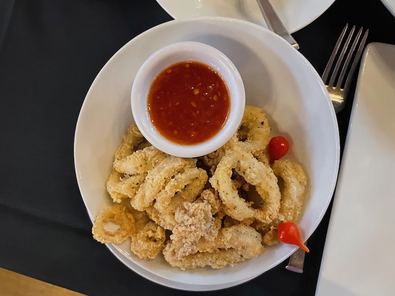 Crispy calamari with dipping sauce