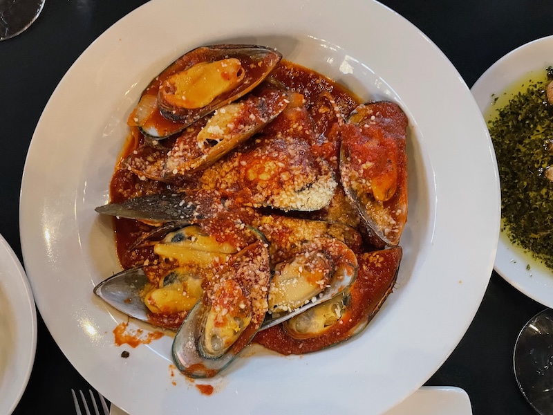 Mussels in red sauce with parmesan