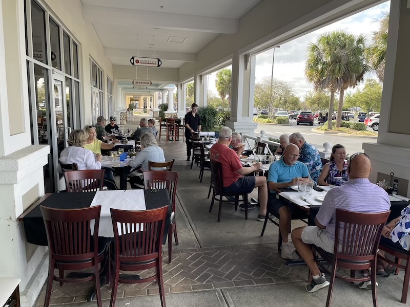 Outdoor dining area at Roberto’s Ristorante in Pinellas Plaza